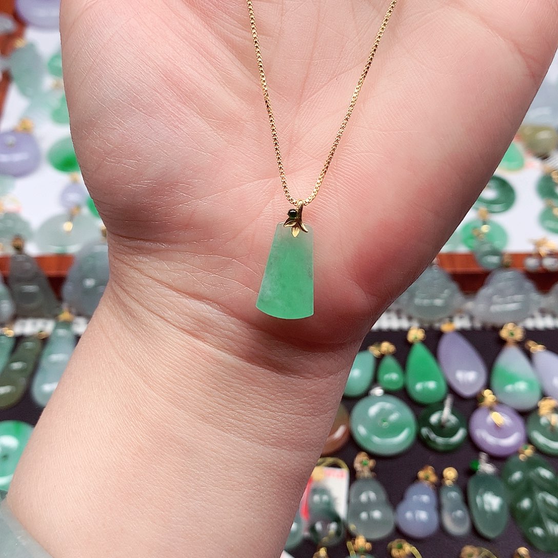 翡翠18K金镶嵌颈饰天然翡翠A货