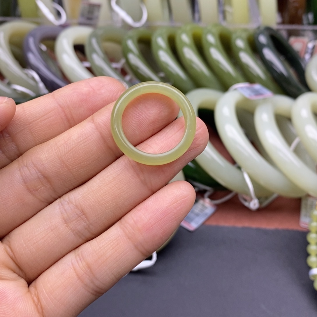 如***菲和田玉未镶嵌戒指