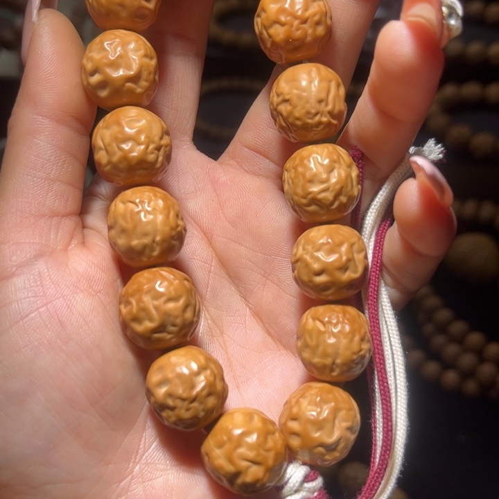 猴头核桃吊坠16+光头强雕刻大枣手持全品无瑕无药