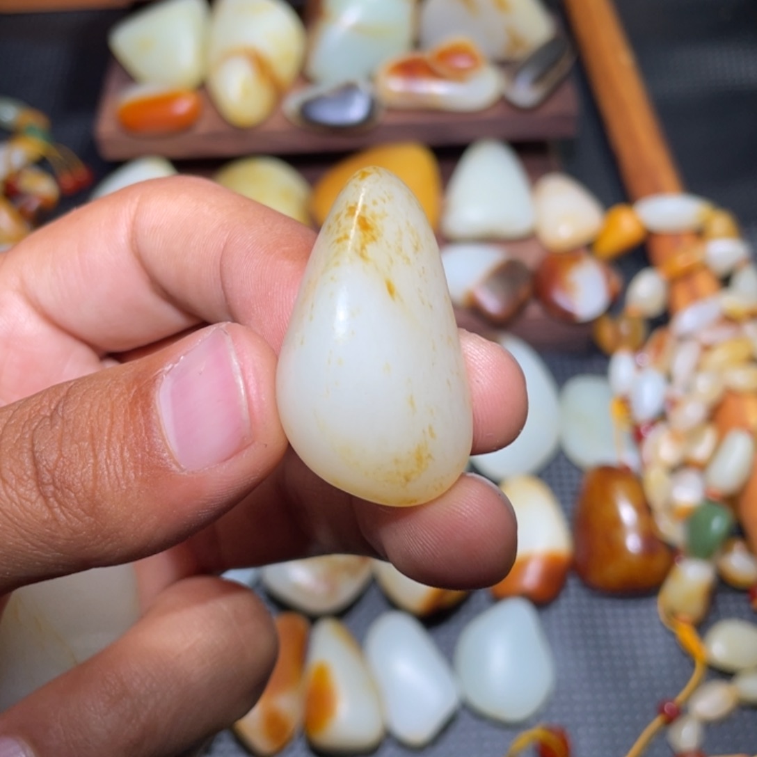 和田玉颈饰未镶嵌19.5克原籽无修