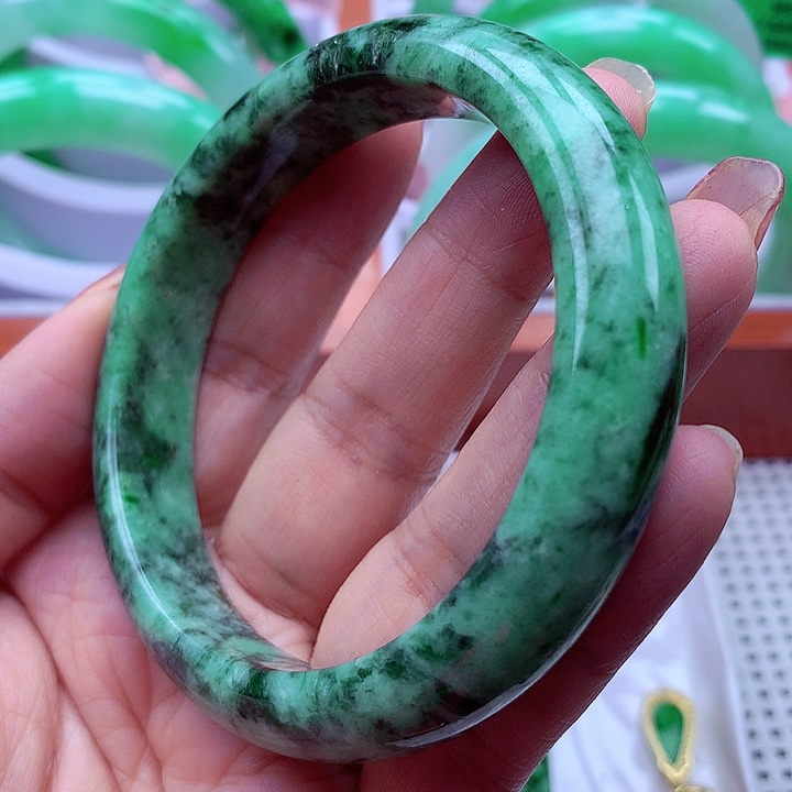 翡翠手镯未镶嵌翡翠