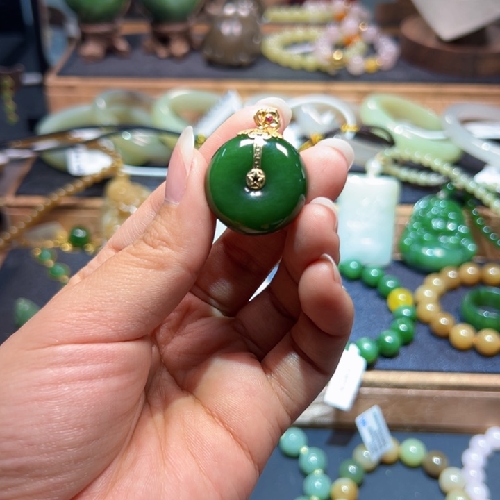 颈饰18K金镶嵌和田玉