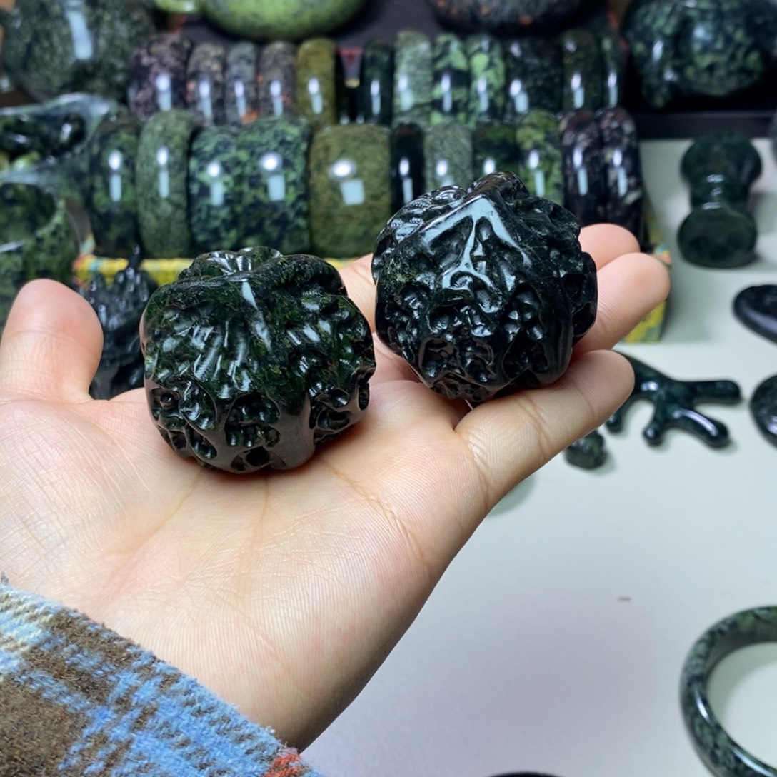 蛇纹石玉未镶嵌颈饰微瑕