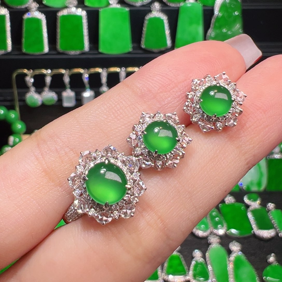 翡翠吊坠(不含链)18K金镶嵌