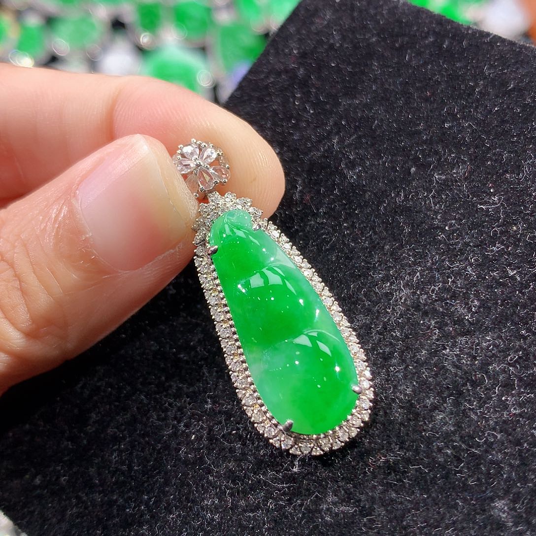 翡翠18K金镶嵌颈饰