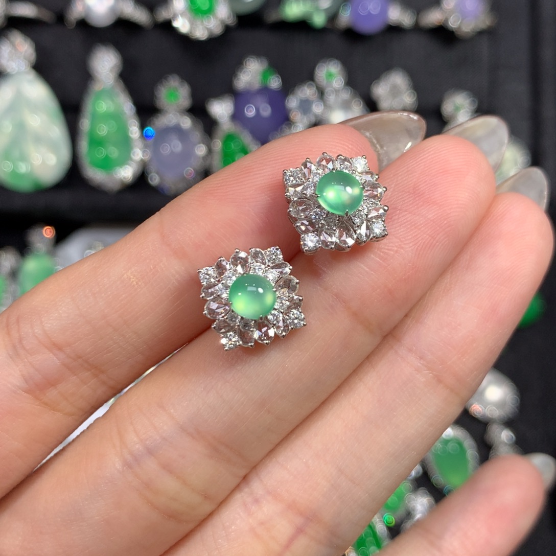 翡翠18K金镶嵌吊坠(赠链)木纳薄荷绿炸光耳饰