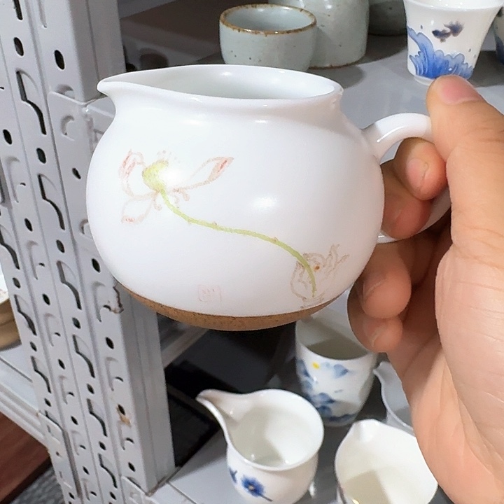 主人杯一个，瓷。。品茗