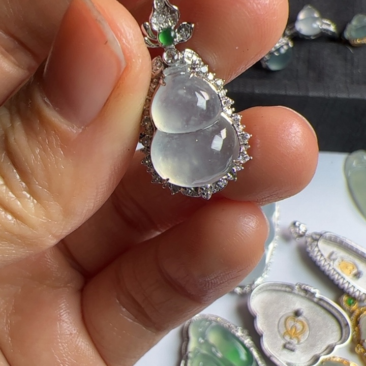 翡翠吊坠(不含链)18K金镶嵌翡翠吊坠项链