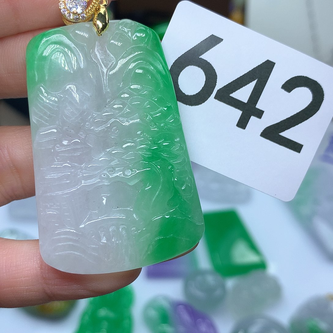 翡翠吊坠(赠链)未镶嵌