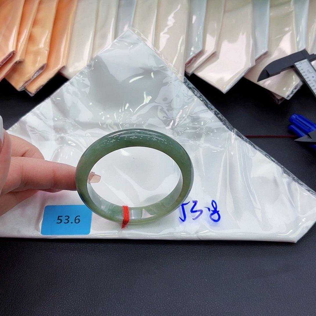 翡翠手镯未镶嵌手镯