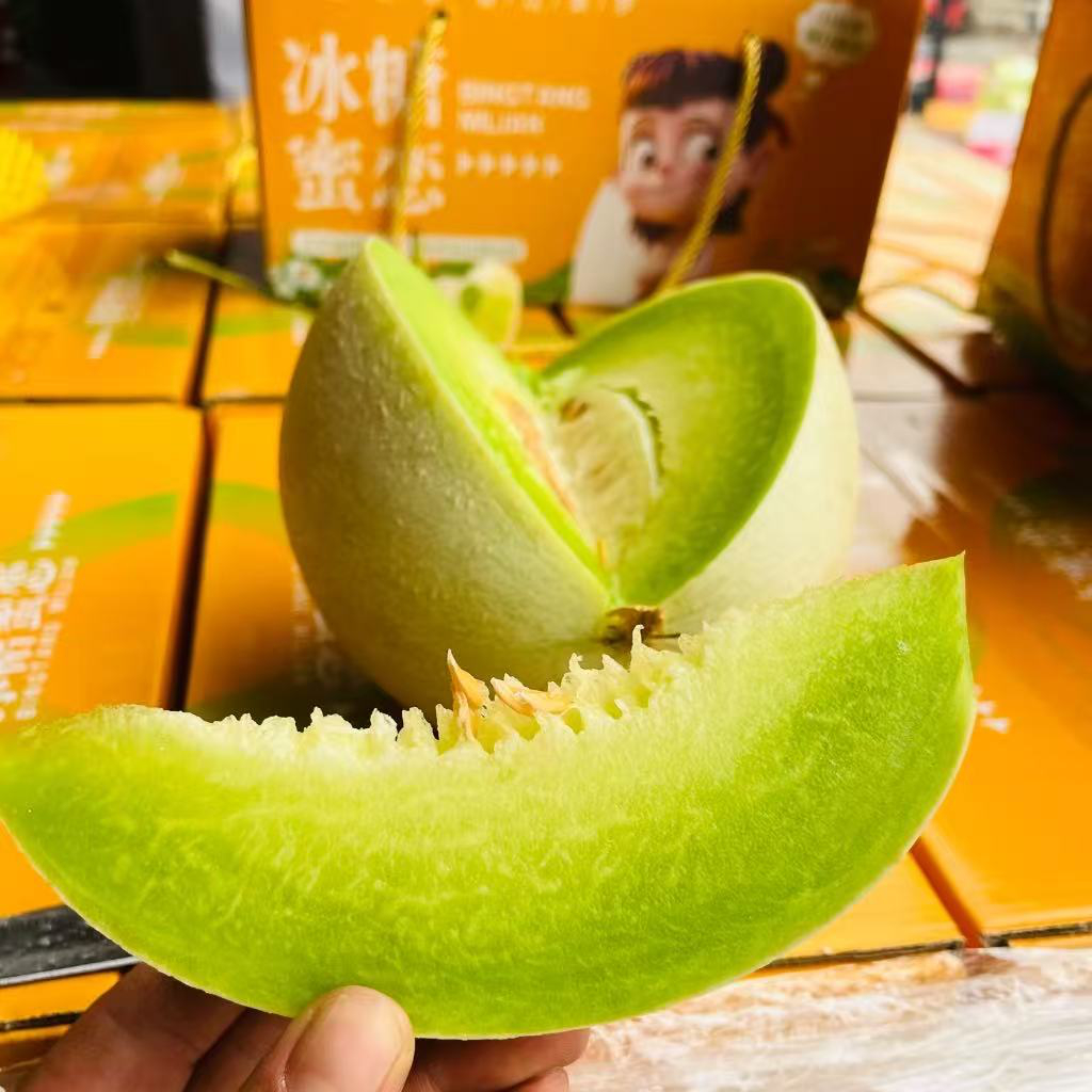 玉菇甜瓜2枚5斤毛重，又甜又水润，吃起来不要太爽噢