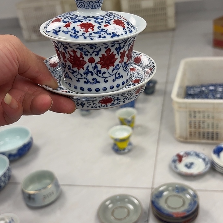 瓷片釉里红缠枝莲三才马蹄盖碗景德镇