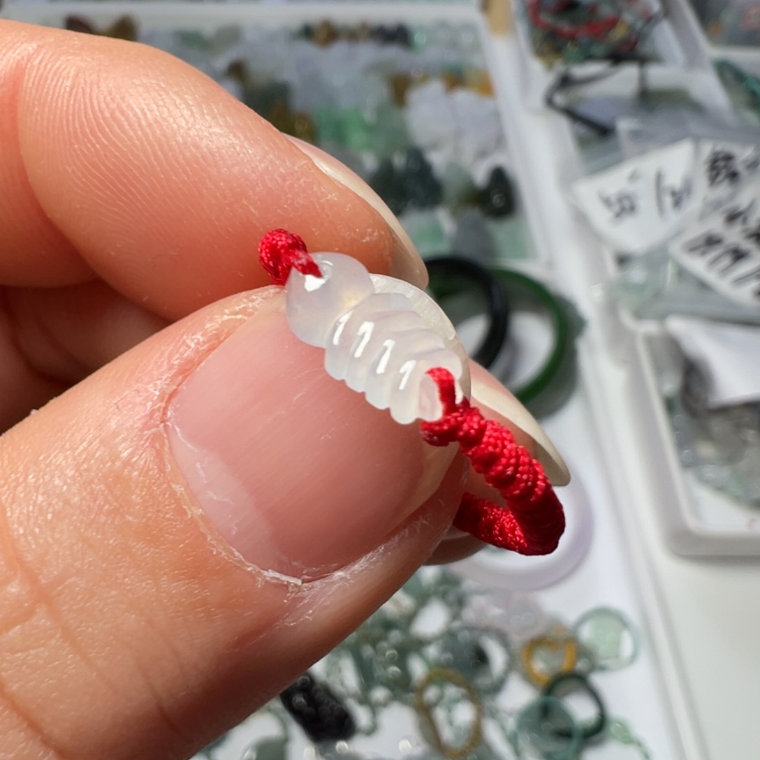 翡翠未镶嵌颈饰两头孔鱼骨头戒指一个50块