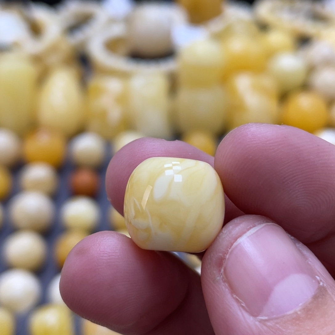 蜜蜡未镶嵌裸石14*12.7mm瑕疵浓蜡