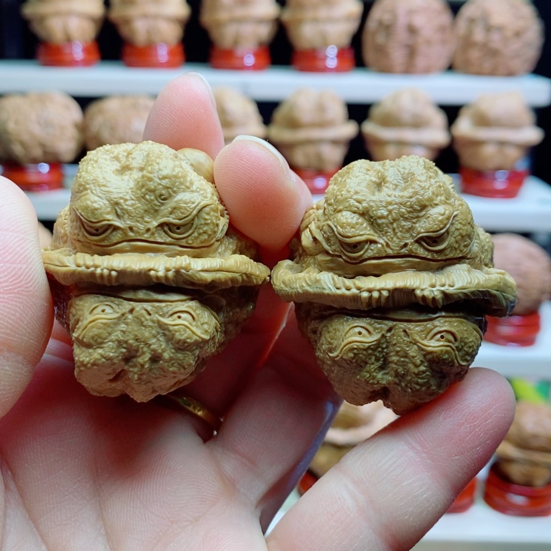 核桃把件双面满红金蟾