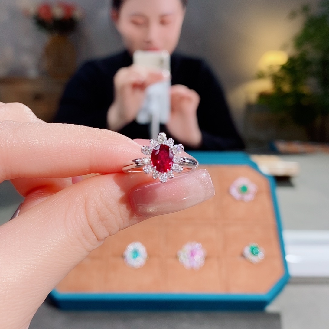 红宝石戒指18K金镶嵌橡****界1.17ct无烧鸽血红