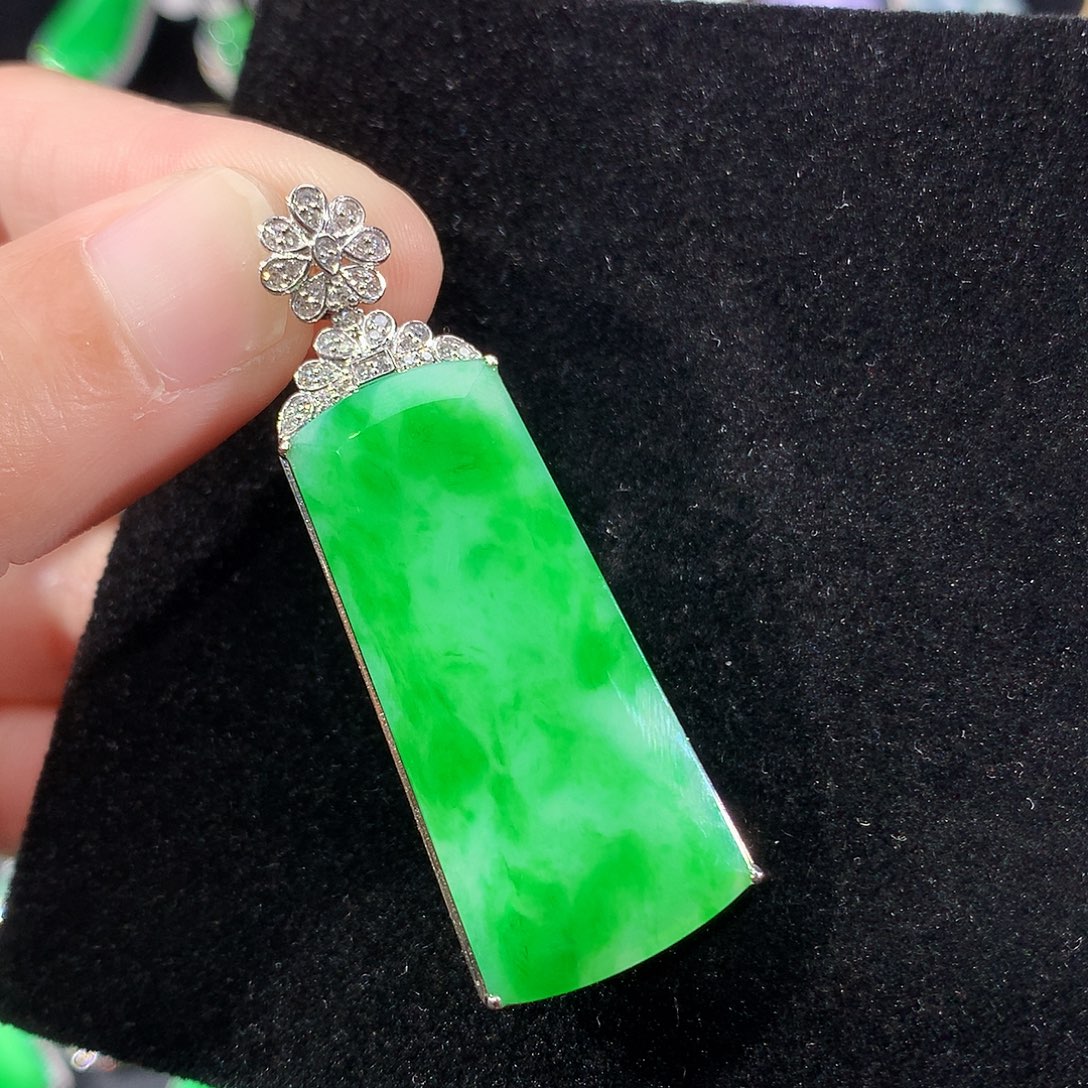 翡翠18K金镶嵌颈饰