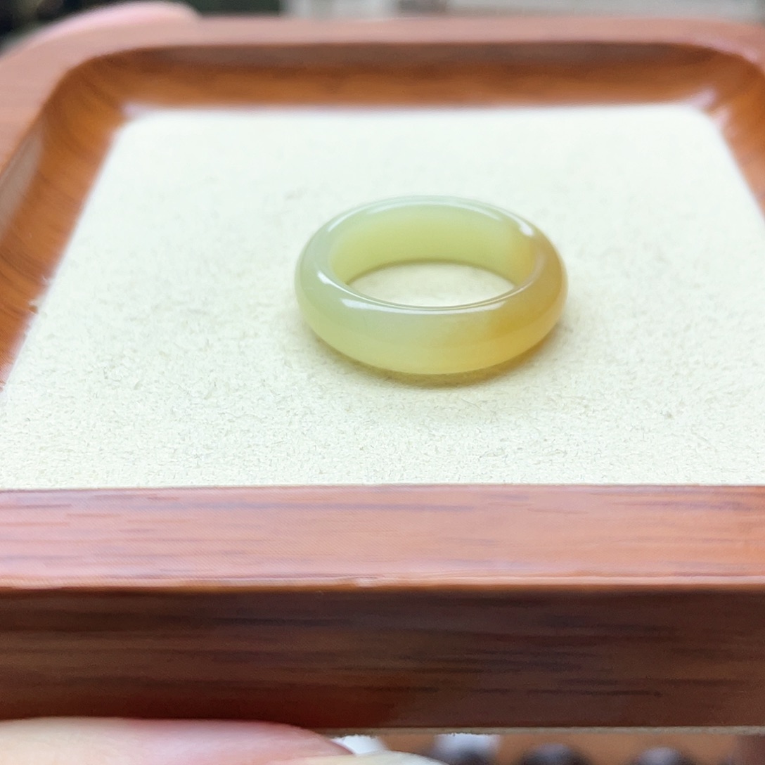 和田玉戒指未镶嵌龚**儿渐变糖17号