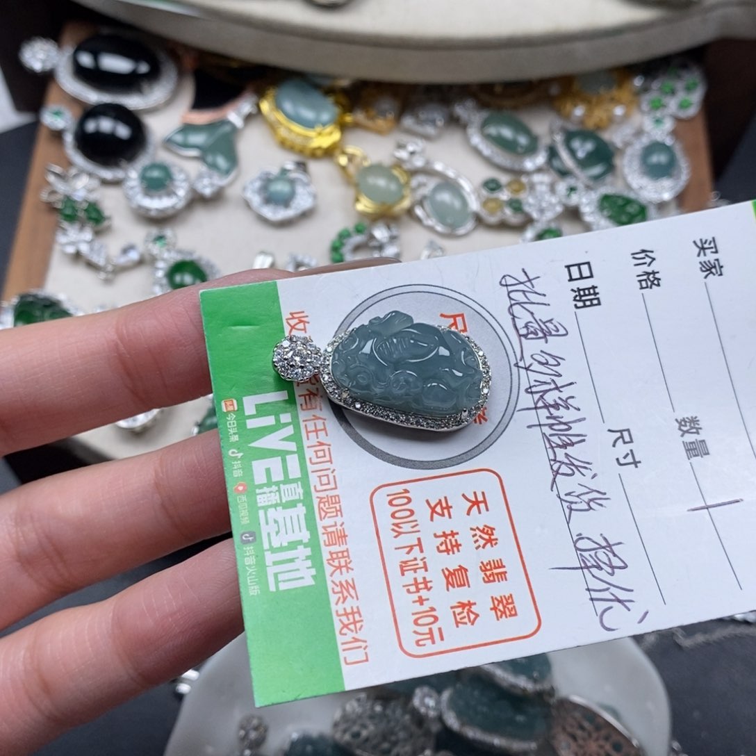 翡翠颈饰未镶嵌翡翠