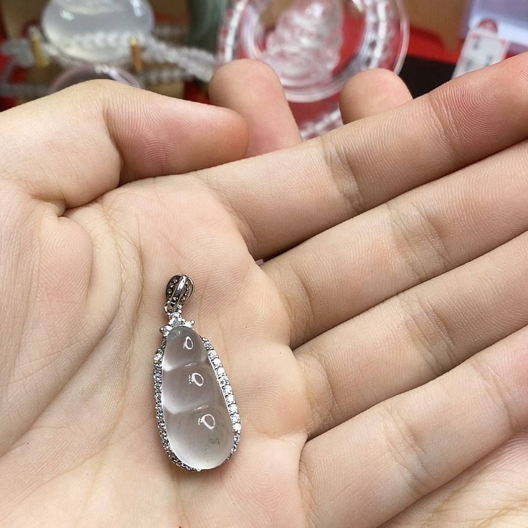 颈饰未镶嵌石英质玉
