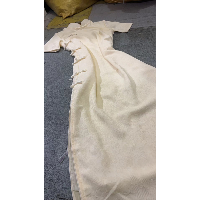 046=米白 蝴蝶扣 缎面 花萝 素板 改良 旗袍