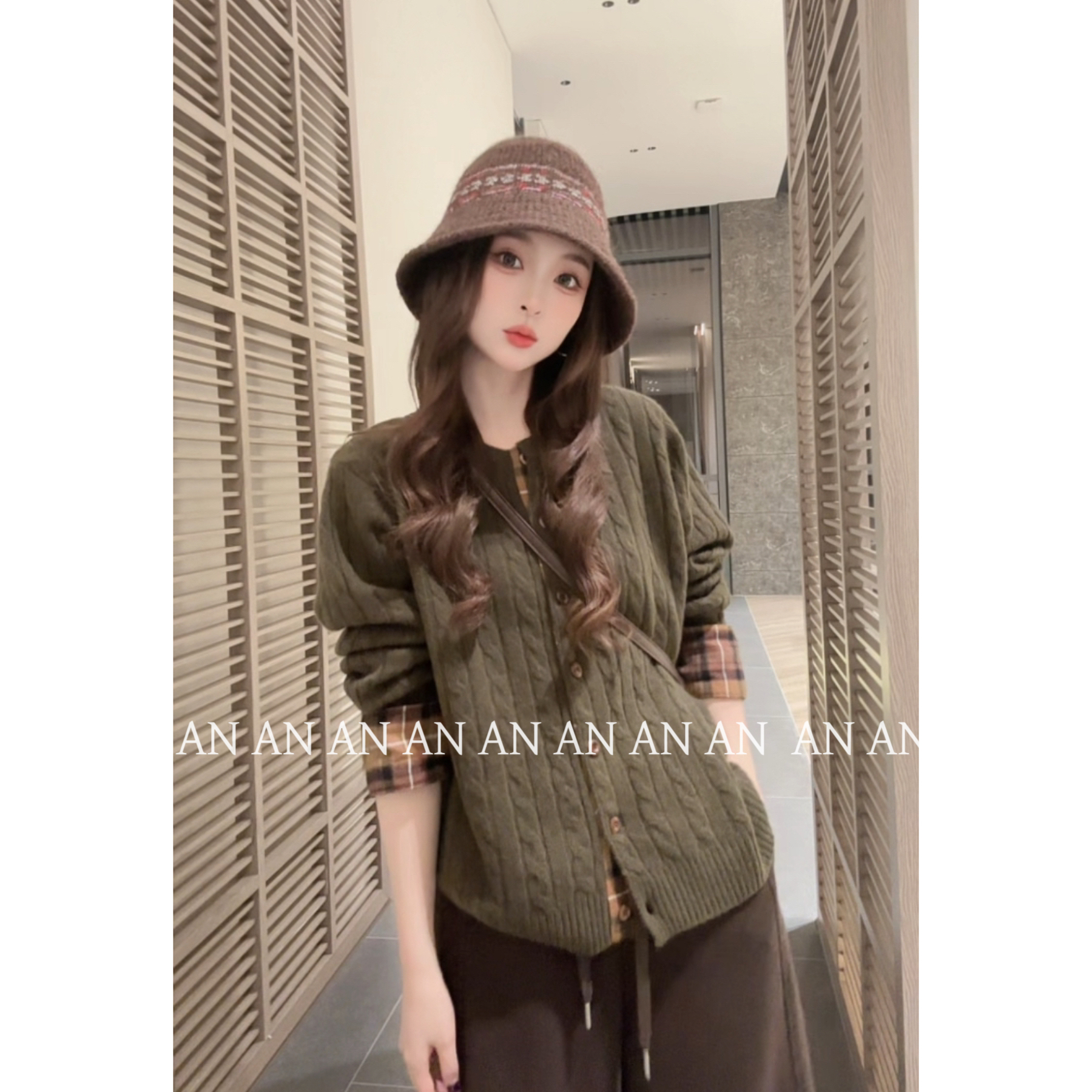 C10009复古慵懒感宽松针织开衫小众设计拼接格子麻花毛衣