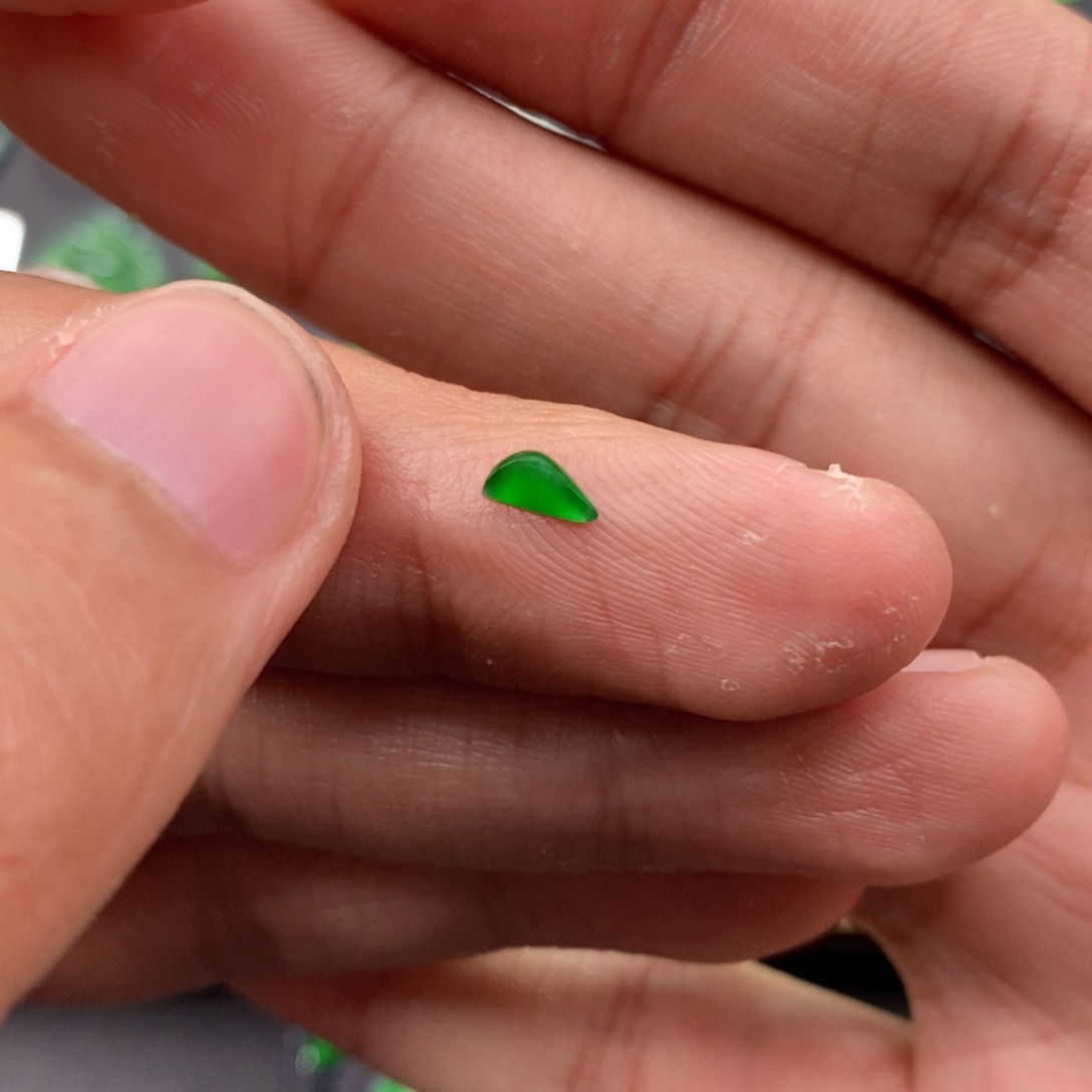 翡翠耳饰未镶嵌翡翠