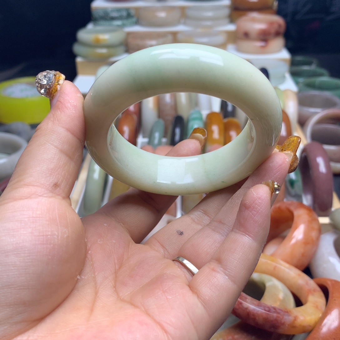 石英质玉手镯未镶嵌