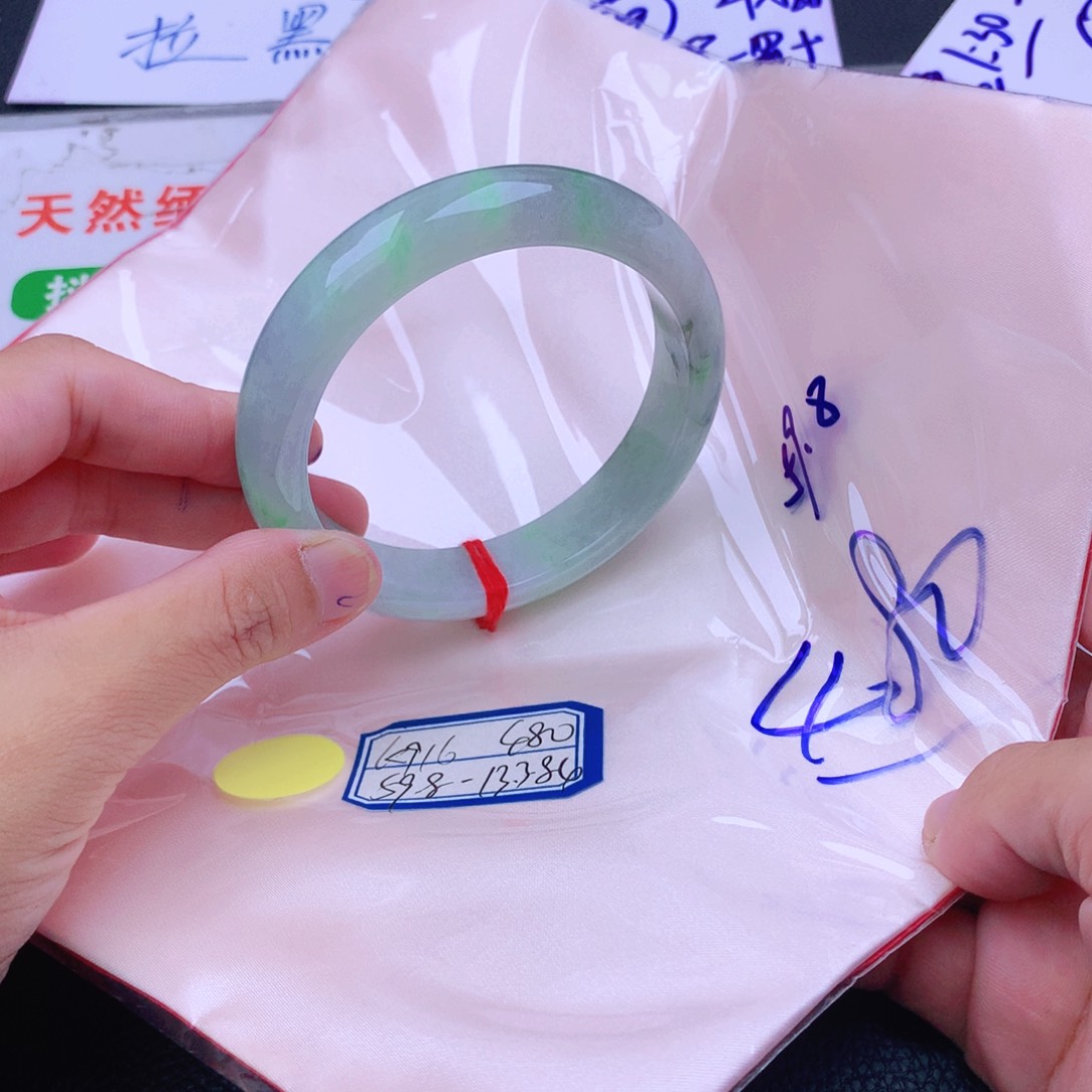 翡翠手镯未镶嵌翡翠