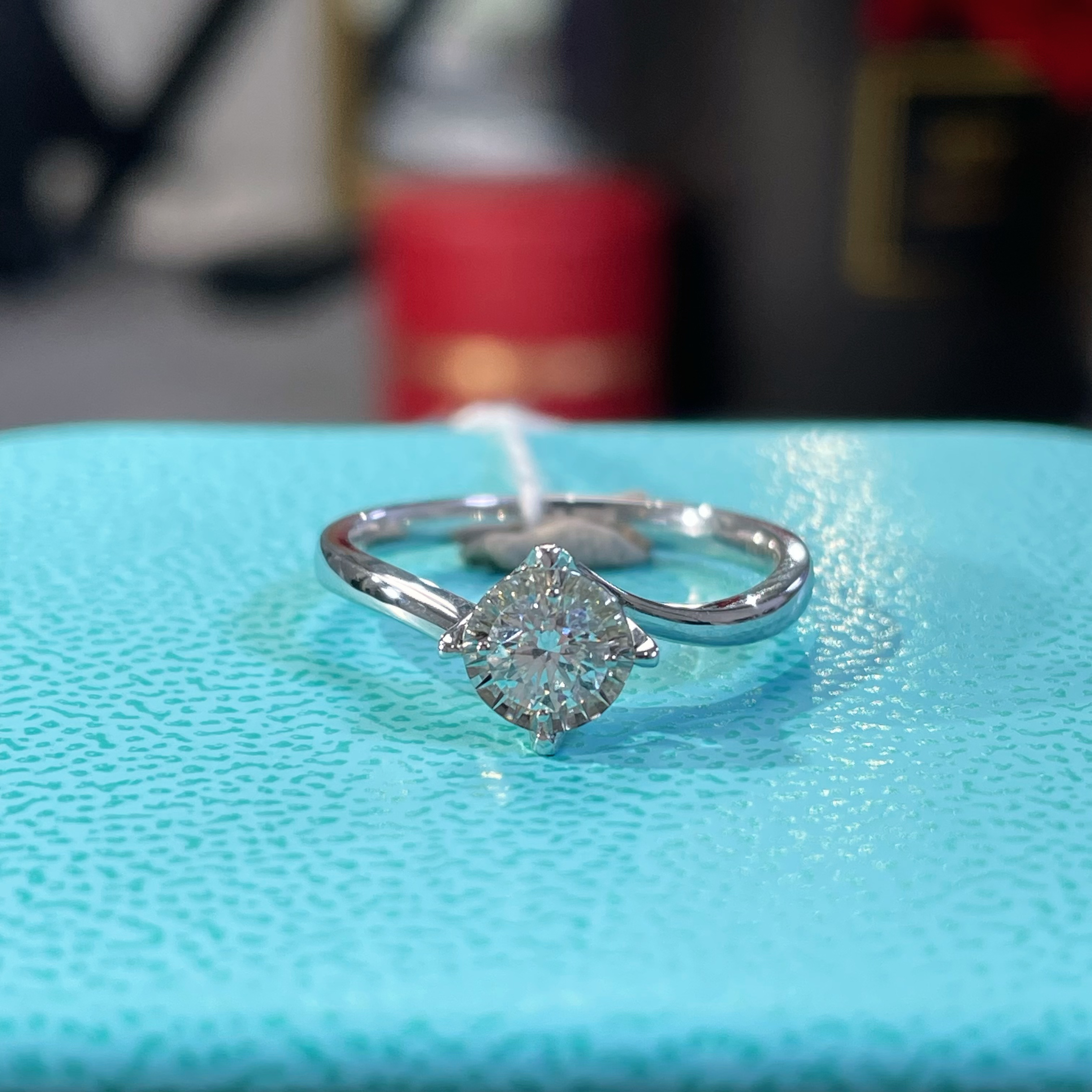 18K金主钻31分生哥纽臂车花显大经典女钻石戒指净度SI颜色H14#