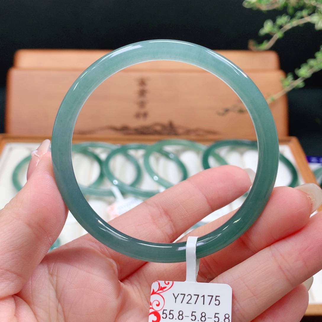 翡翠手镯未镶嵌天然