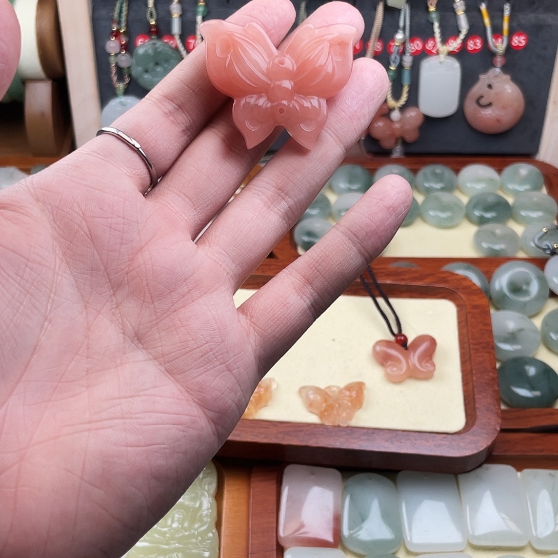 石英质玉未镶嵌颈饰