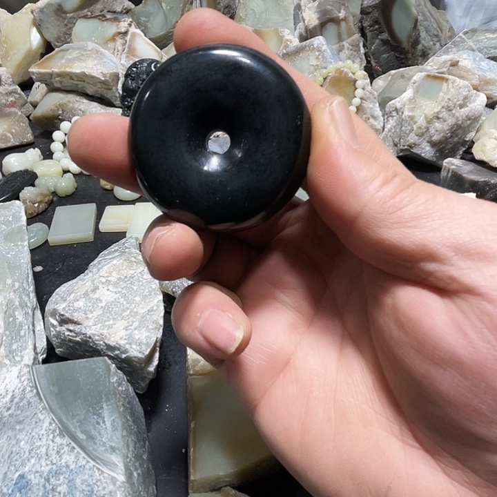 用***5和田玉（糖玉）未镶嵌把件