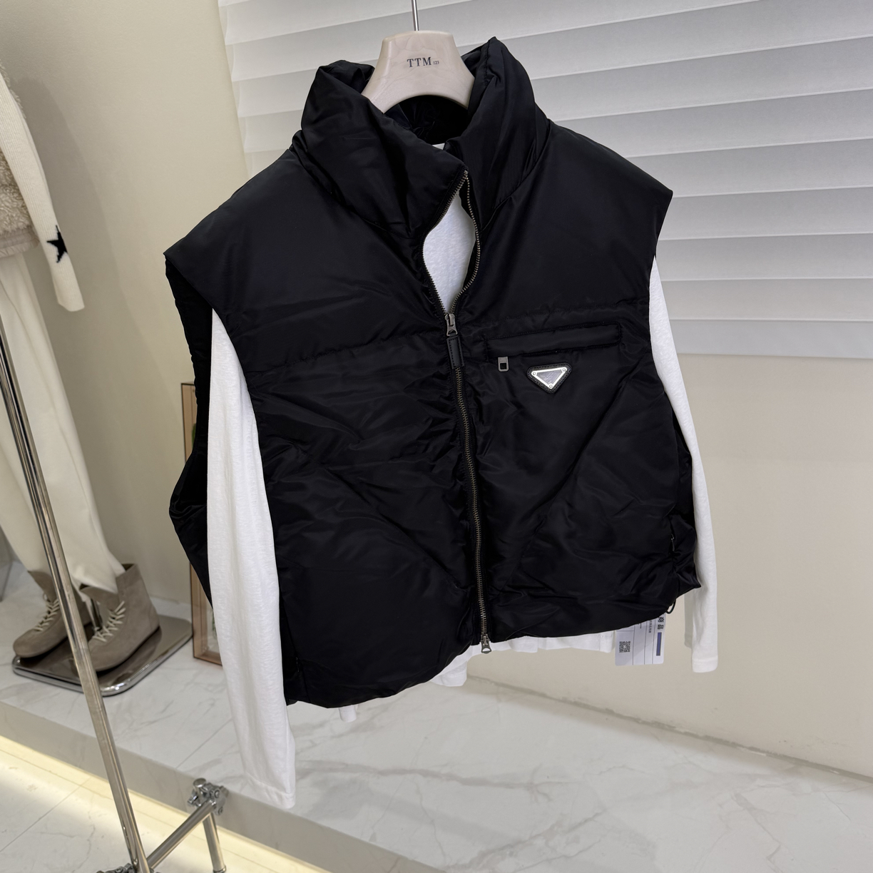 51030冬季简约极简短款白鸭绒立领女款羽绒马甲