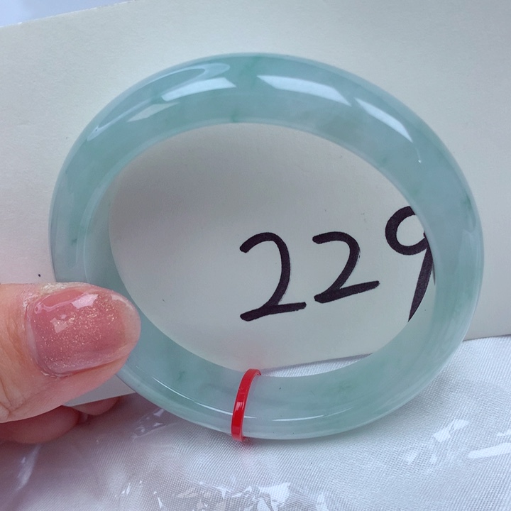 翡翠手镯未镶嵌翡翠