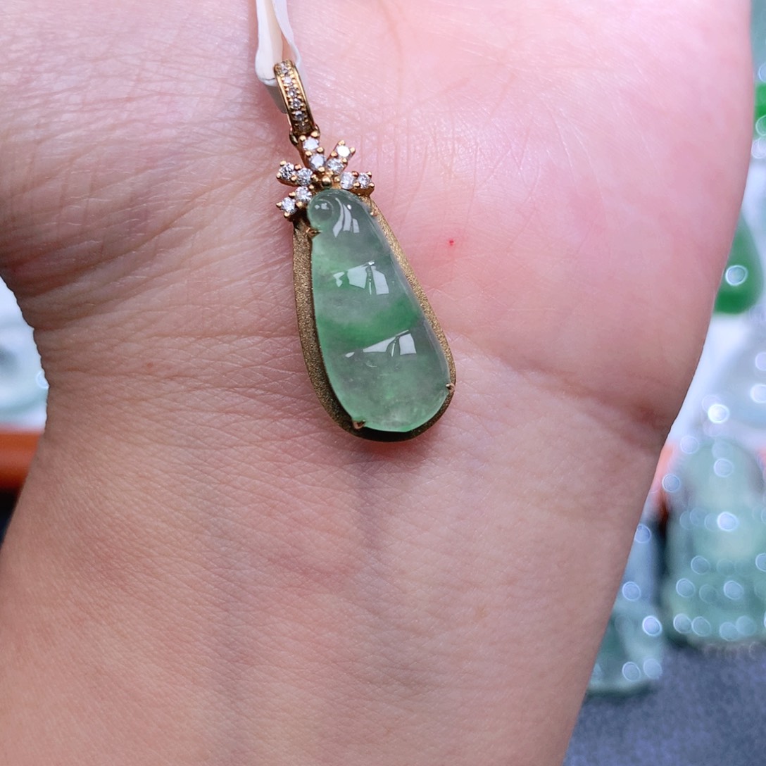 翡翠18K金镶嵌颈饰福豆