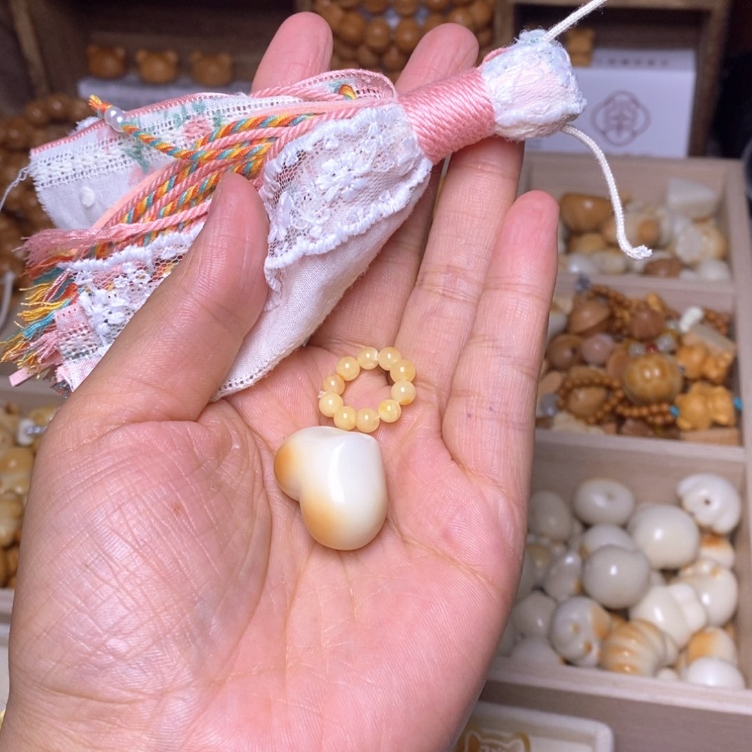 抱***叭吊坠猴头核桃粉红泡泡 蜜卡 爱心