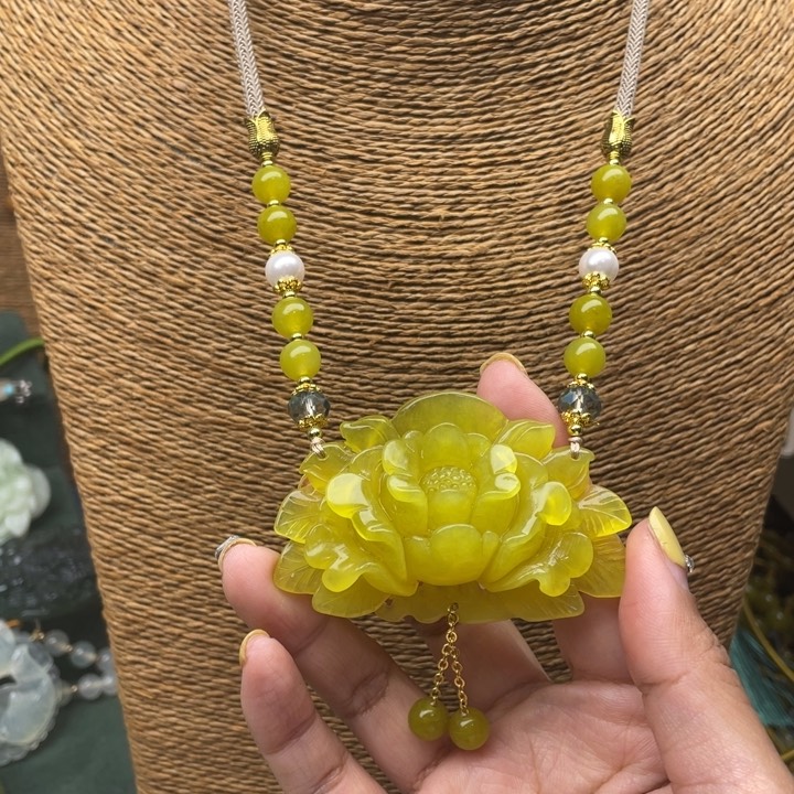 蛇纹石玉未镶嵌吊坠