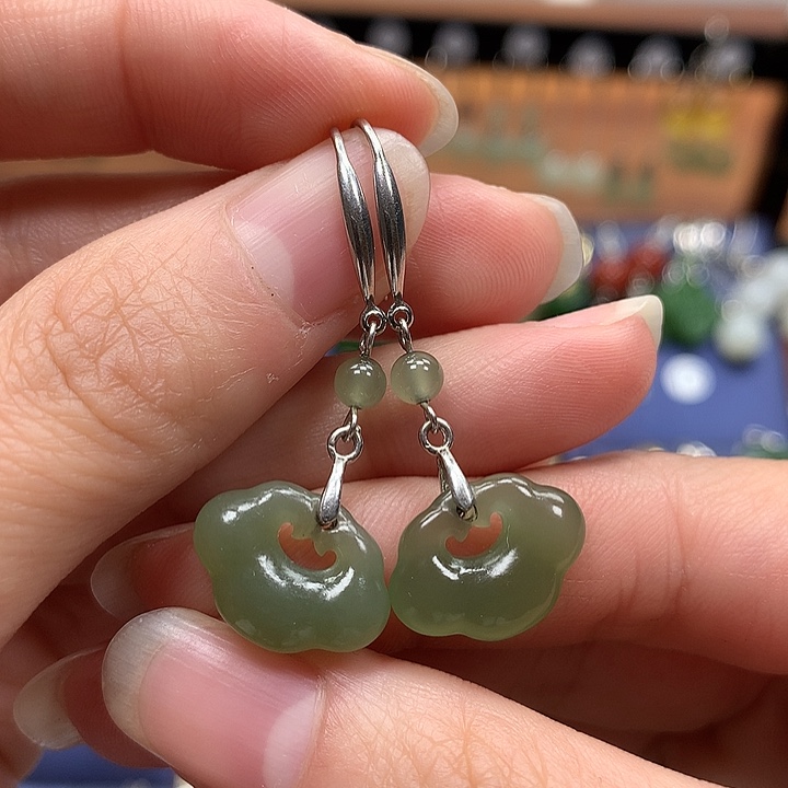 和田玉银S925镶嵌耳饰如意锁湖水绿