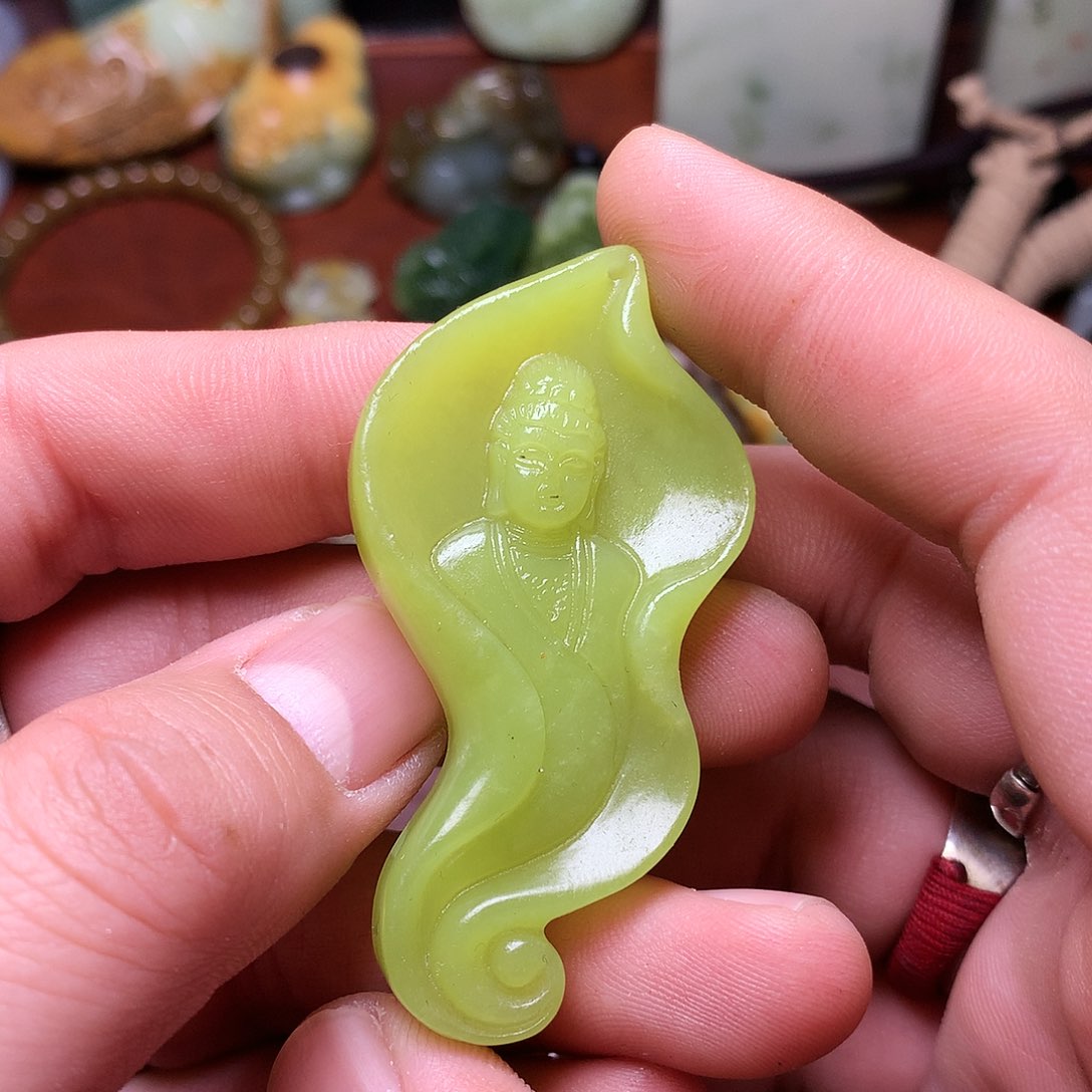 蛇纹石玉颈饰未镶嵌