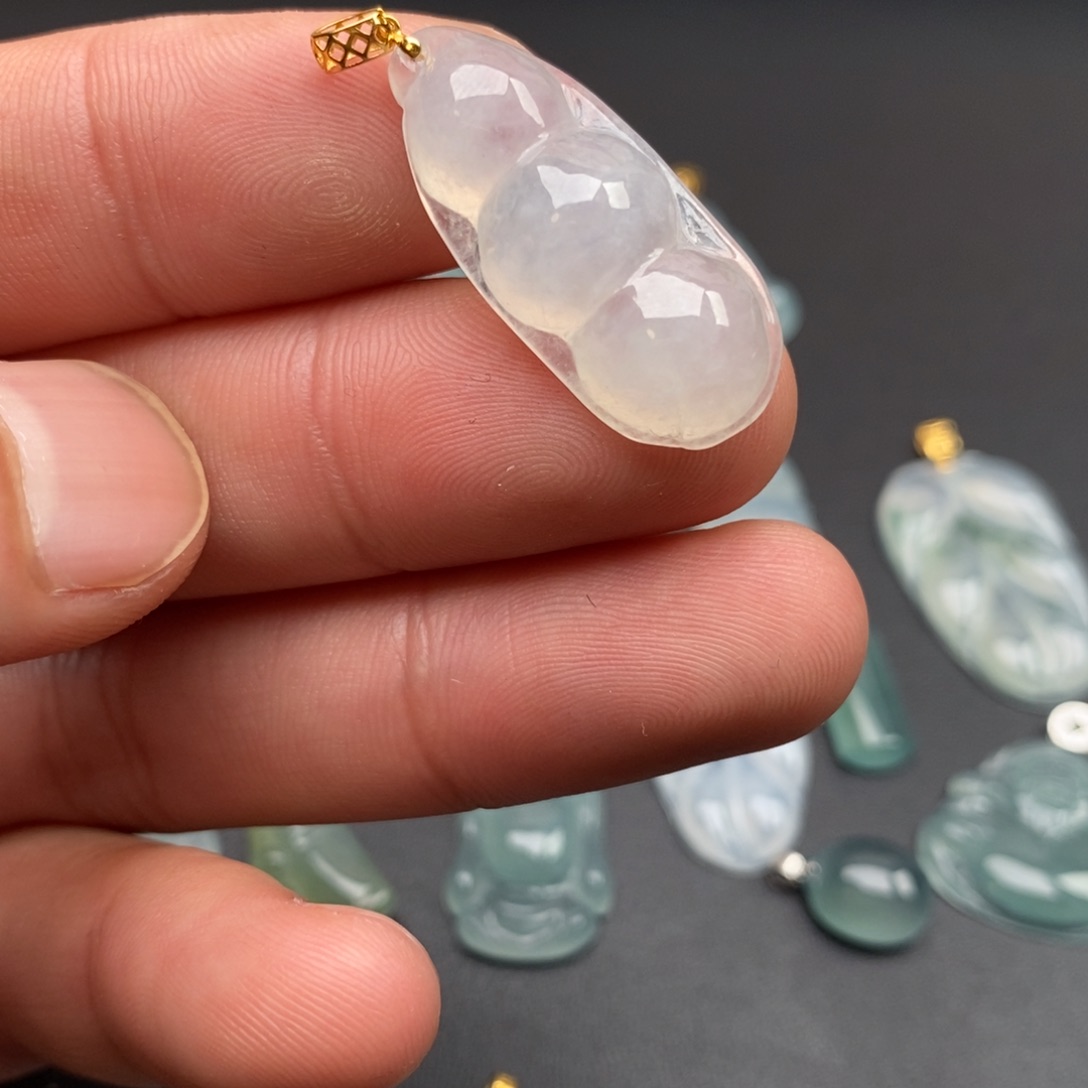 颈饰18K金镶嵌翡翠