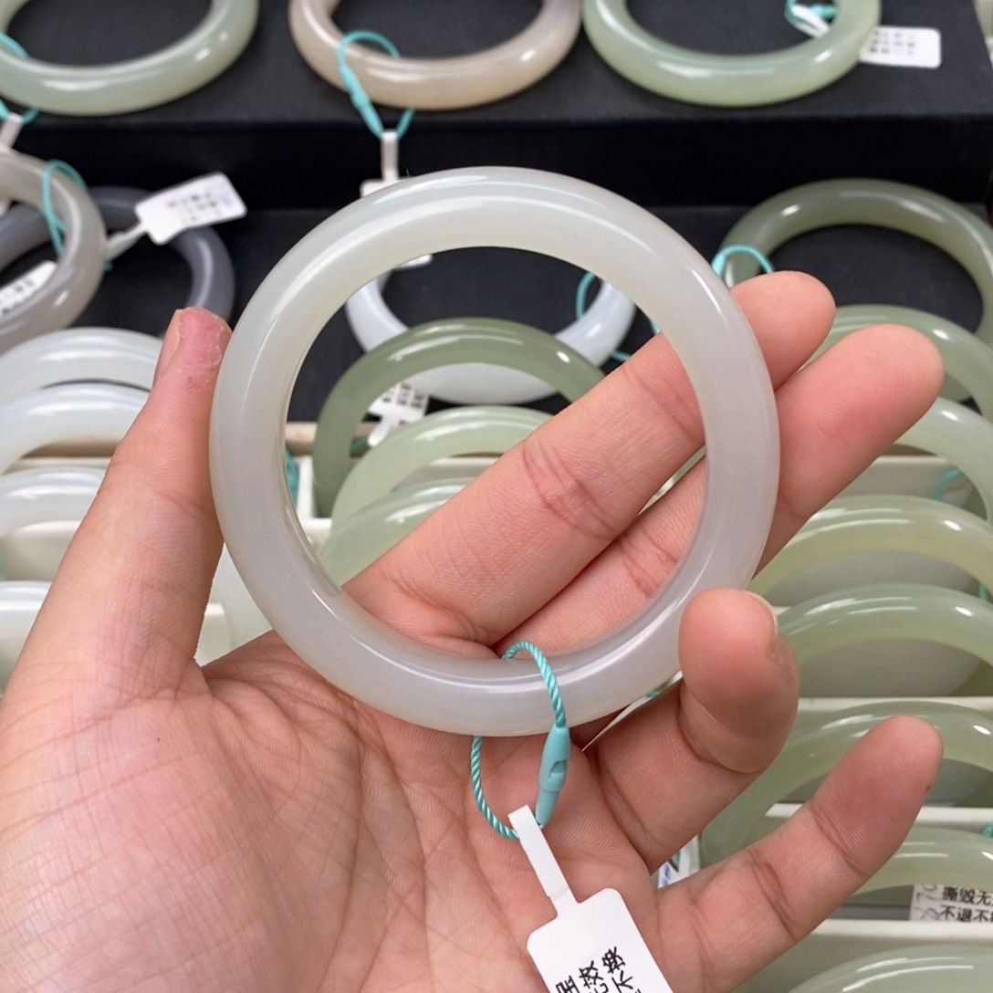 和田玉手镯未镶嵌56.57