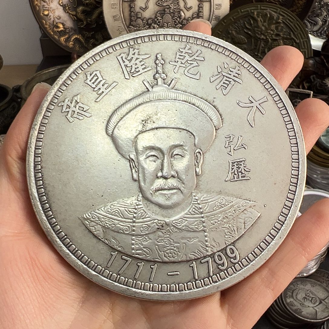 冷***：金属复古风格摆件
