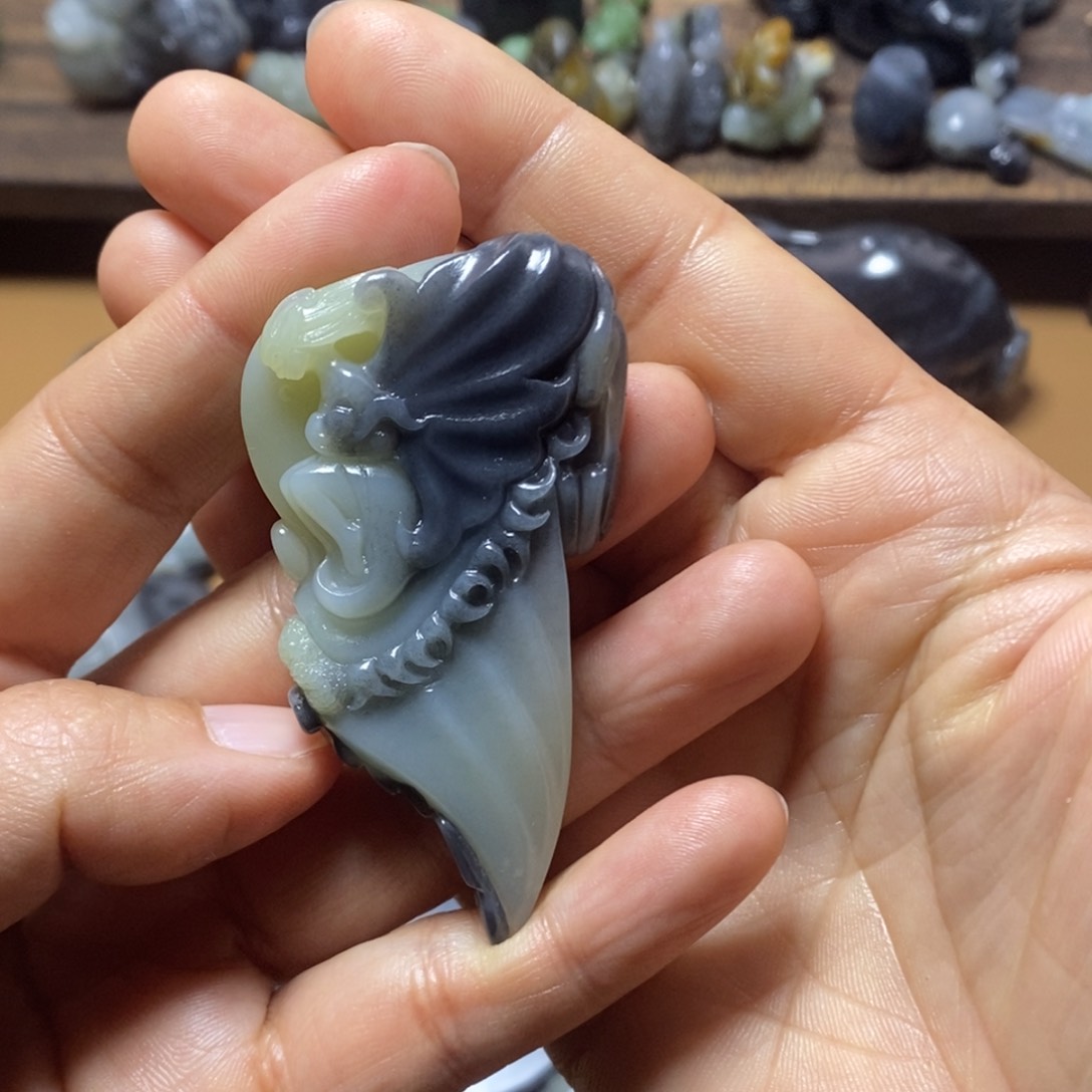 和田玉颈饰未镶嵌就****慌