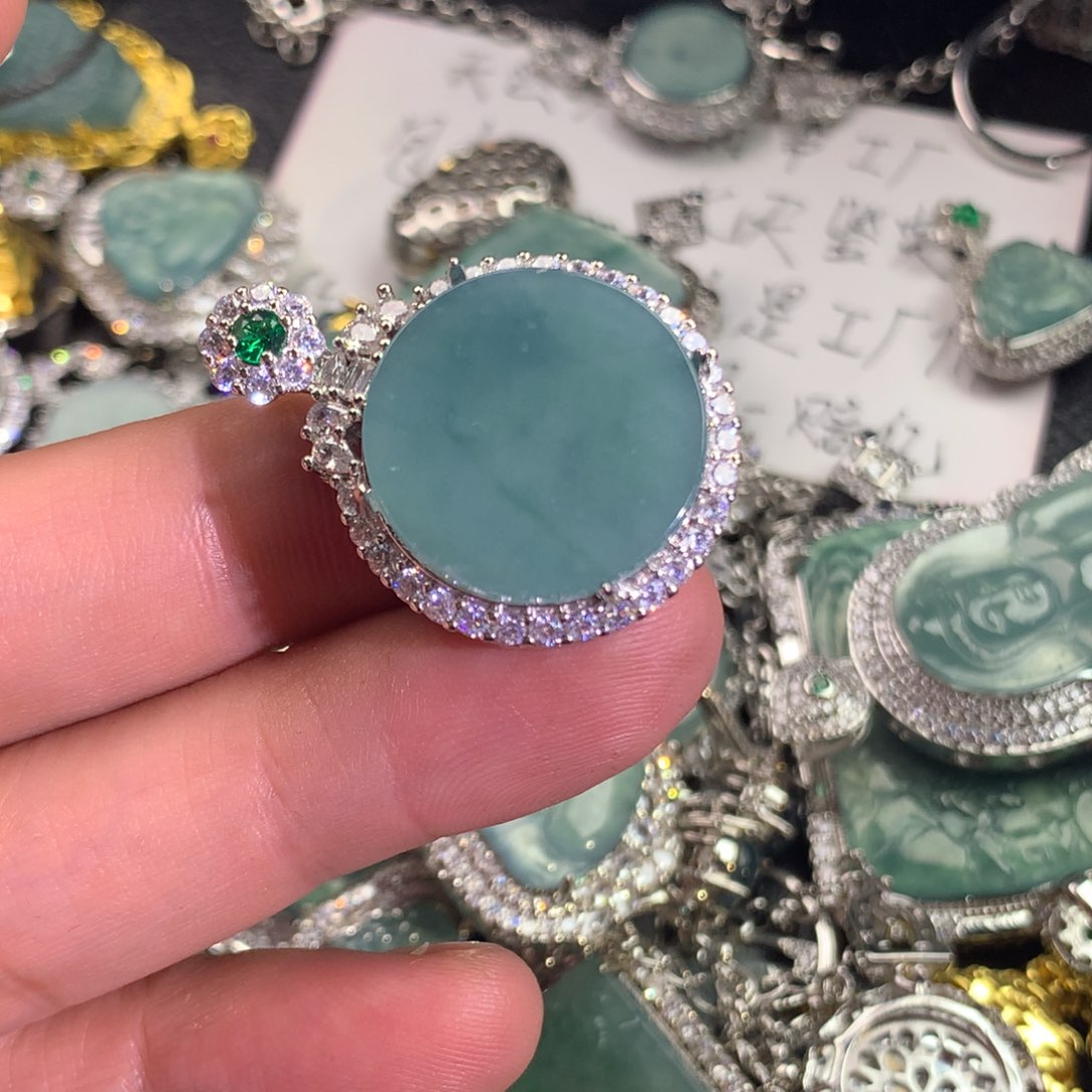 翡翠颈饰未镶嵌无事牌