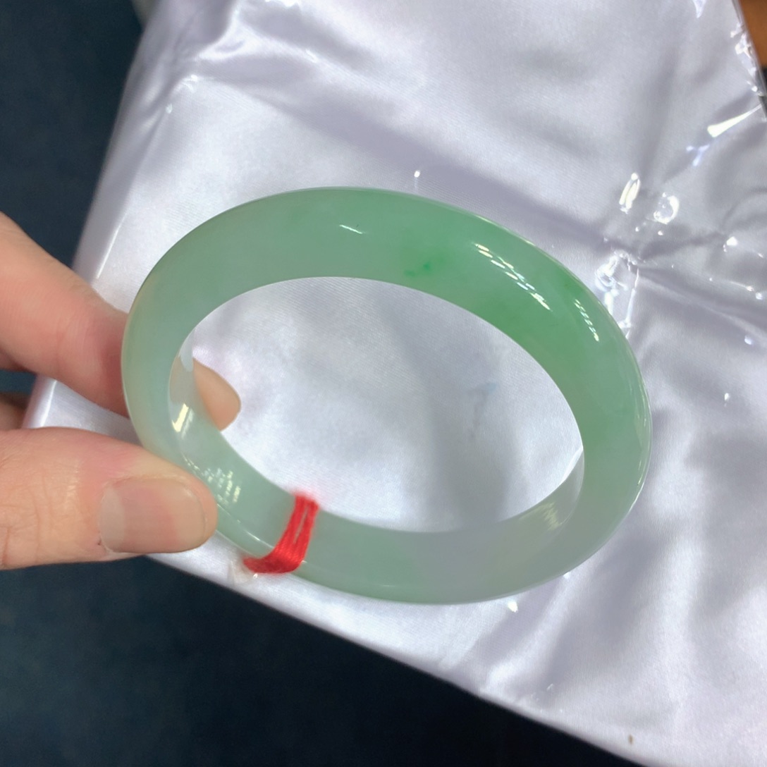 翡翠手镯未镶嵌翡翠