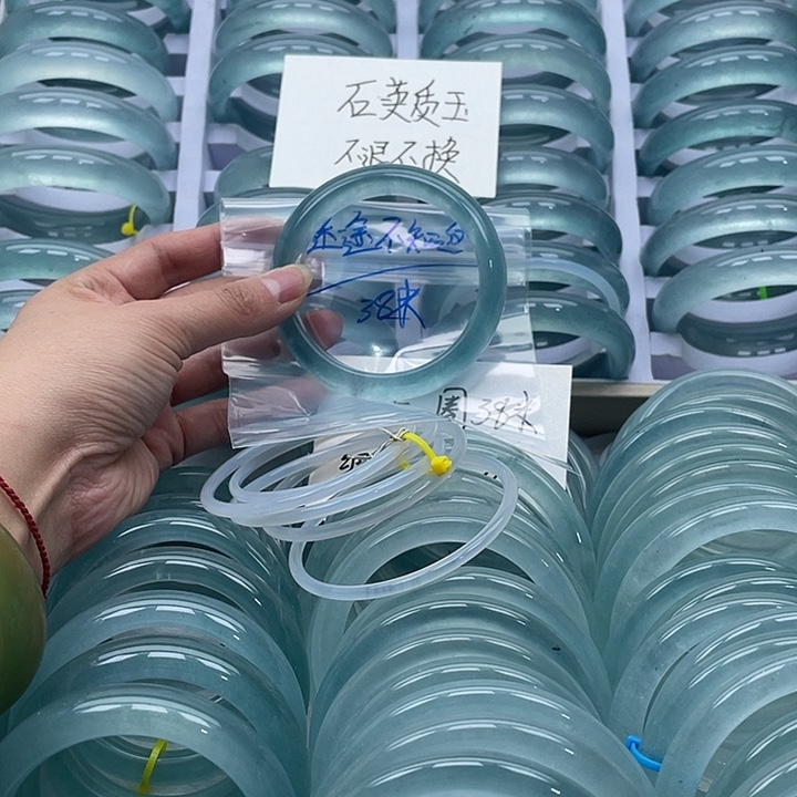 迷***返石英质玉未镶嵌手镯