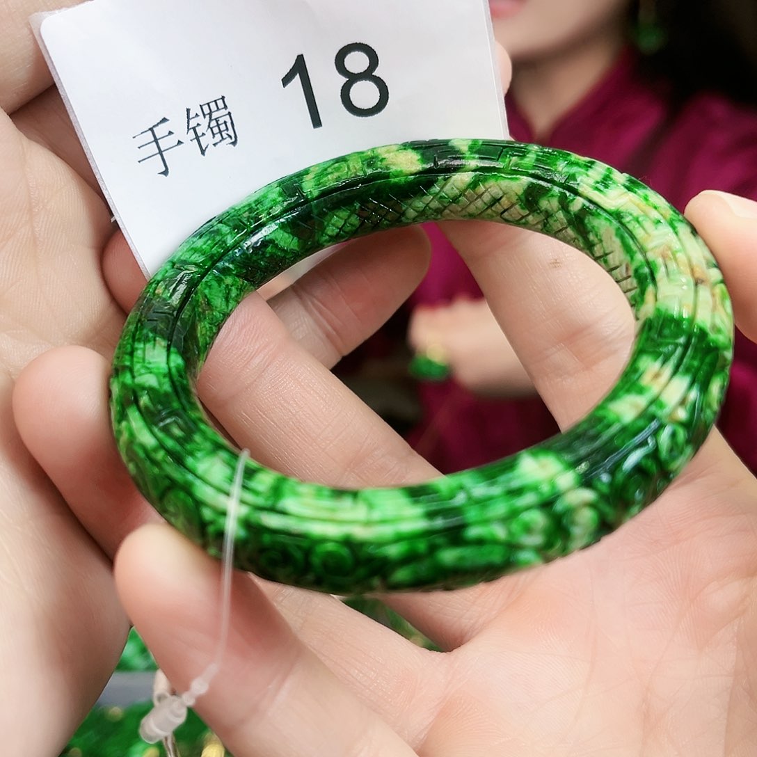 翡翠手镯未镶嵌手镯54.7
