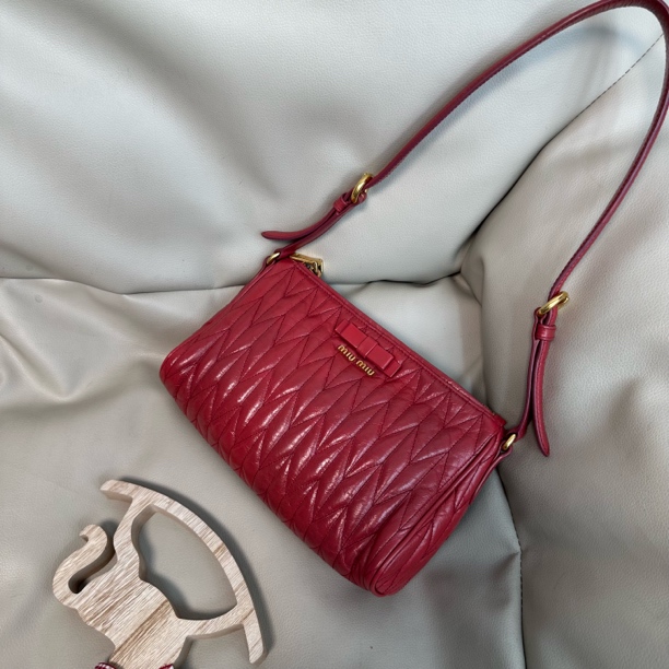 95新 MIU MIU/缪缪 红色油腊皮麻将单肩斜挎包
