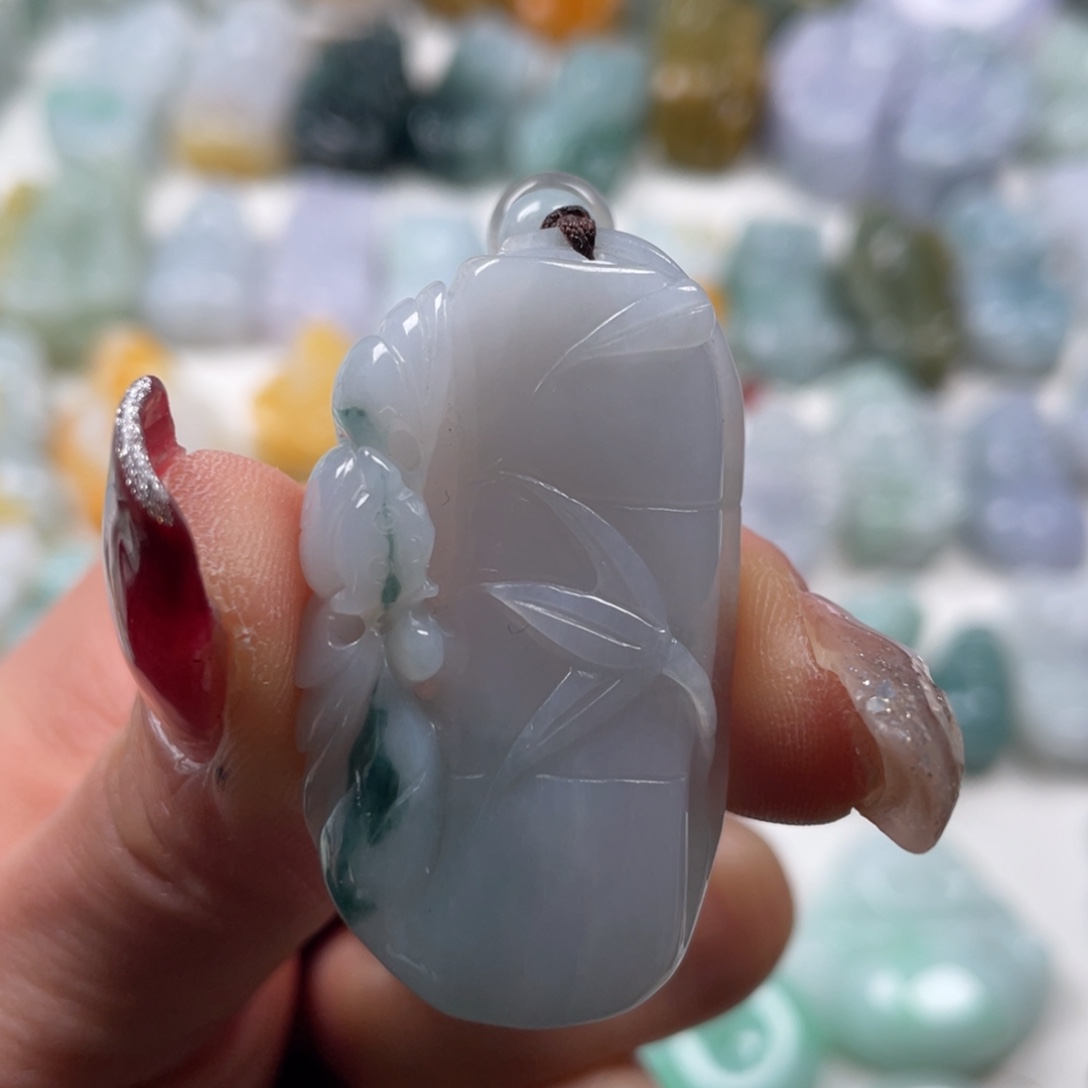 翡翠吊坠(赠链)未镶嵌